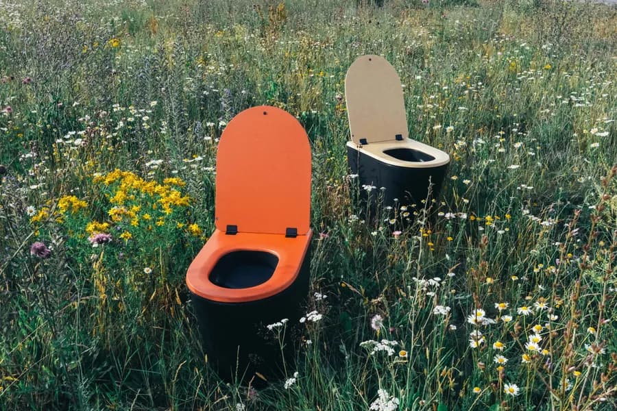 Komposttoaletter i trädgård
